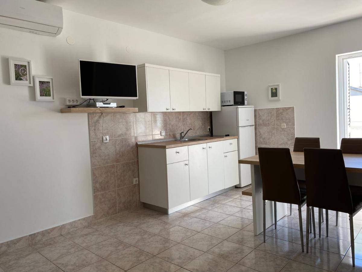 Emanuela 1 Apartment Novalja Luaran gambar